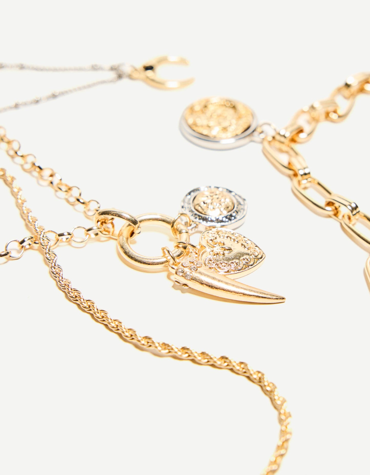 Pack of 4 pendant necklaces